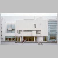 Richard Meier, Museum of Contemporary Art, Barcelona, photo on homepages.bluffton.edu.jpg